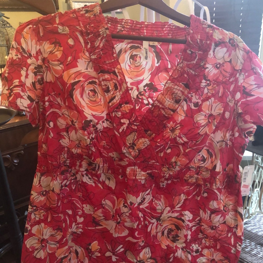 Great floral summer top with ruching V-neck. NWT